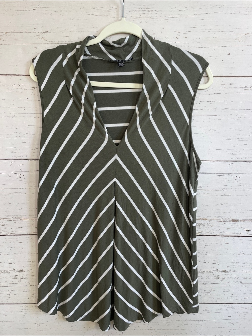 Cable & Gauge Olive Green & White V-Striped Sleeveless V-Neck Top, size L